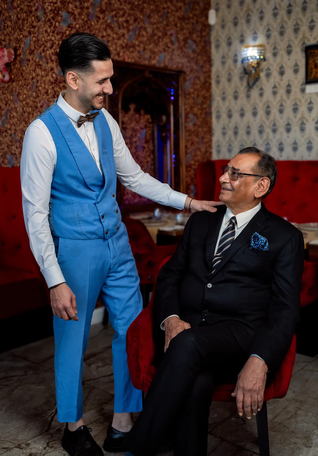 Les deux générations de la maison Rajpoot, dans la salle du restaurant
