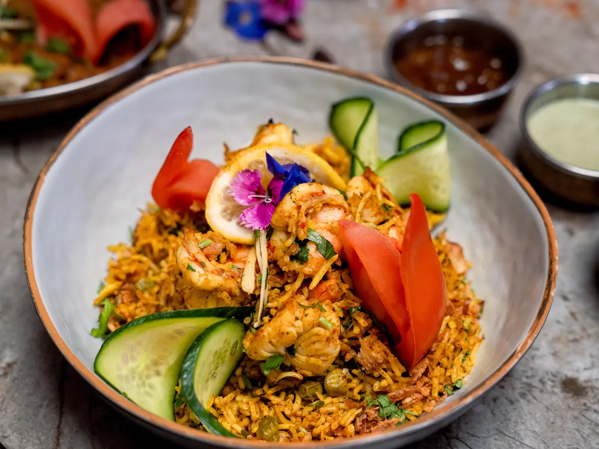 Biryani, riz mijoté aux épices servi en bol